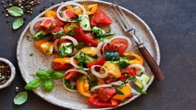 قدمي أفضل مذاق وحضري سلطة الفلفل الملون بالخضار