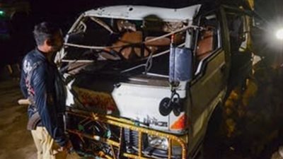 20 قتيلًا إثر سقوط شاحنة بحفرة مليئة بالمياه