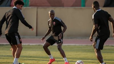 تدريبات بدنية وفنية على هامش مران الأهلي اليوم