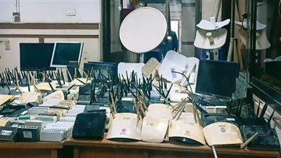 ضبط شبكة غير مرخصة لتوزيع خدمات الإنترنت بالبحيرة