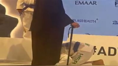 بطل سعودي يقبل قدمي والدته أثناء التتويج بالميدالية الذهبية (فيديو)