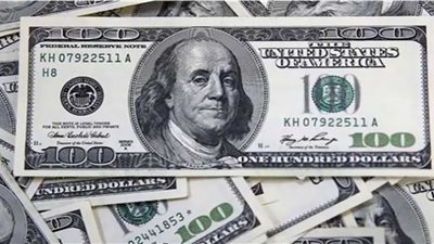 الدولار يتراجع أمام العملات اليوم الجمعة