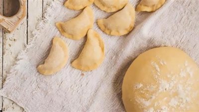 وفري فلوسك واصنعي عجينة السمبوسة في المنزل ب 4 مكونات