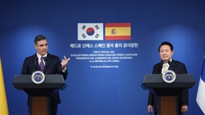 رئيس كوريا الجنوبية ورئيس وزراء إسبانيا يتعهدان بتعزيز التعاون الاقتصادي