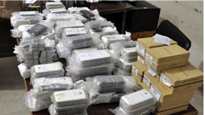 سيدة تحاول تهريب هواتف محمولة عبر ملابسها الداخلية