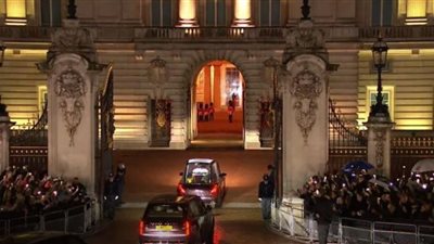 نعش الملكة إليزابيث يصل لندن استعداد للجنازة الرسمية (فيديو)