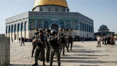 مستوطنون يقتحمون باحات الأقصى تحت حماية قوات الاحتلال