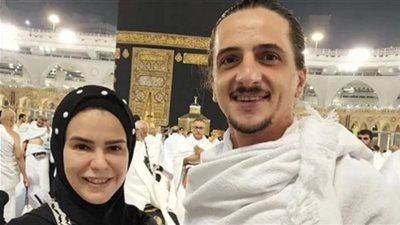 دنيا عبدالعزيز تؤدي مناسك العمرة مع زوجها .. صور