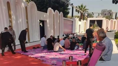 صلاة الجمعة على ريد كاربت «القاهرة السينمائى» تثير الجدل.. أول تعليق من المهرجان