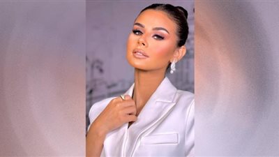 منة عرفة على خطى نجمات هوليوود بألوان شولدر.. صور