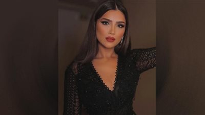 مى عمر تخطف الأنظار باللؤلؤ والأحمر الصارخ