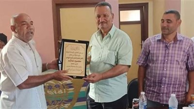 رئيس مركز سنورس بالفيوم يكرم الموظفين المحالين إلى المعاش