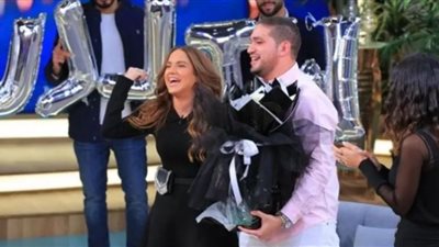 خطوبة فنانة على الهواء.. شاهد