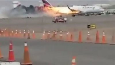 طائرة تصطدم بعربة إطفاء وتتحول لكرة لهب.. شاهد