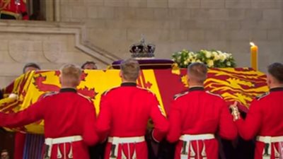 وصول نعش الملكة إليزابيث إلى قاعة وستمنستر (شاهد)