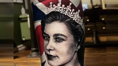 إليزابيث الثانية.. وشم الملكة على أجساد المواطنين