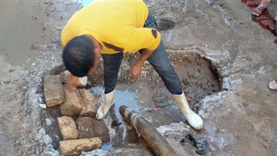 الانتهاء من اصلاح وصيانة كسر بماسورة مياه عزبة شعيب بمركز أبوصوير
