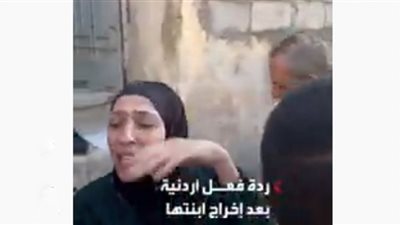 رد فعل أم بعد إخراج ابنتها من أنقاض عقار منهار (شاهد)