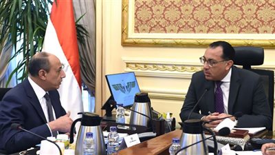 مدبولي يستعرض مع وزير الطيران عددًا من ملفات العمل