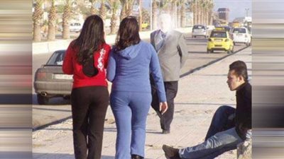 معاكسة الفتيات تقود 5 شُبّان بالبحيرة للزنزانة