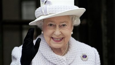 فتاة توجّه رسالة مؤثرة للملكة إليزابيث .. شاهد