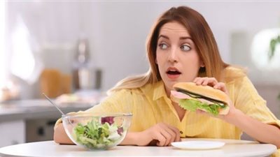 هل أكل الأطعمة النيئة يُعالج مرض السكري؟.. طبيب يكشف مفاجأة