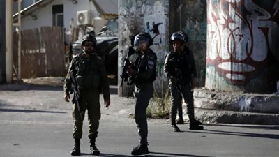 إسرائيليون يعتدون على ممتلكات فلسطينية