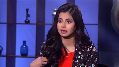 منة عرفة ترد بقوة على أزمة المايوه (فيديو)