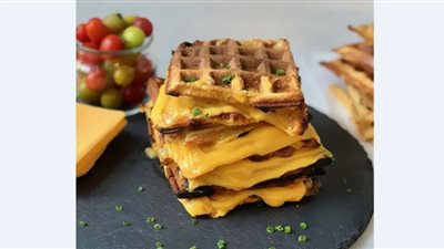 طريقة عمل وافل بالجبنة لفطار سريع