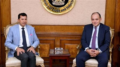 وزير الصناعة: حريصون على تعميق التصنيع المحلي للمستلزمات الرياضية وتجهيزات الملاعب