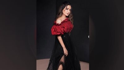 لطيفة تسحر العيون بالأحمر والأسود (صور)