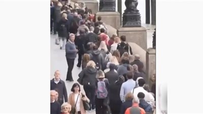 حشود غفيرة تتوافد لإلقاء نظرة الوداع على الملكة إليزابيث الثانية (شاهد)