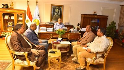 محافظ أسيوط يطالب بالتواجد الميداني في الشارع لحل مشاكل المواطنين