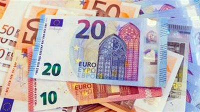 اليورو يواصل تراجعه في البنوك