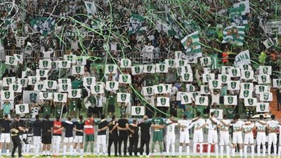 جمهور الأهلي السعودي يهاجم حكم مباراة الأخدود