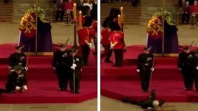 لحظة سقوط حارس نعش الملكة إليزابيث أمام أعين الجميع.. فيديو