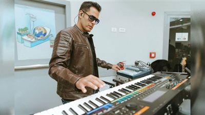 هشام خرما يُشارك في جلسات الموسيقى العلاجية لأحد مستشفيات الأطفال (صور)