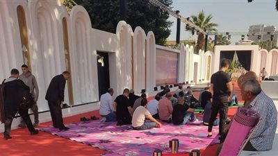 مصور صلاة الجمعة على الريد كاربت يكشف تفاصيل الصورة المثيرة للجدل