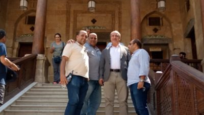 رئيس حي مصر القديمة يتفقد دور العبادة