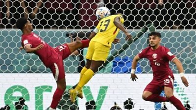 4 بطاقات في الشوط الأول من المباراة الافتتاحية بكأس العالم