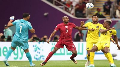سعد الشيب حارس قطر يتصدى لفرصة خطيرة أمام الإكوادور