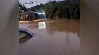 مغامرة سائق حافلة وسط مياه الفيضانات (شاهد)