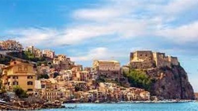 مدينة إيطالية تدفع لزوارها آلاف الدولارات لزيارتها