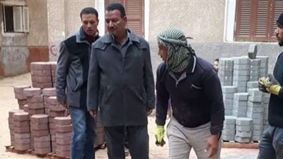 متابعة أعمال تركيب الإنترلوك بشوارع مدينة سنورس بالفيوم
