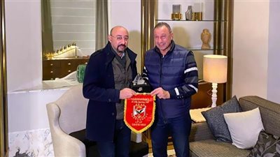 عمدة طنجة يزور بعثة الأهلي.. والخطيب يهديه درعًا وعلم النادي