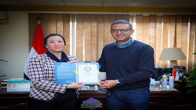 وزيرة البيئة تستقبل المغامر المصري علي عبده