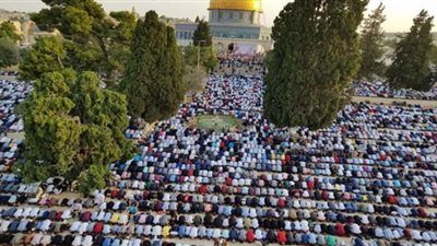 60 ألف فلسطيني يؤدون صلاة الجمعة بالمسجد الأقصى