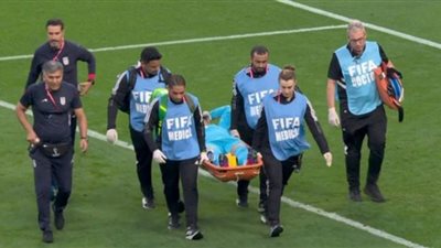 حارس منتخب إيران يخرج مصابًا من مباراة إنجلترا