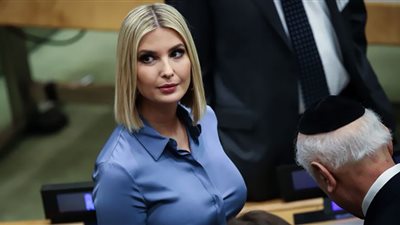 إيفانكا ترامب تعيد ارتداء فستان والدتها بعد 21 عامًا (شاهد)