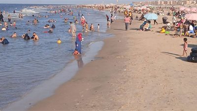 إقبال على شواطئ بلطيم لقضاء آخر أيام الصيف قبل بدء الدراسة